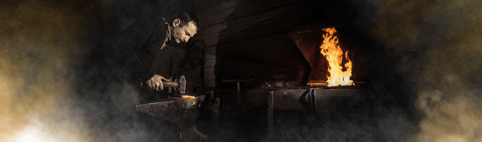Ferronnier travaillant le métal